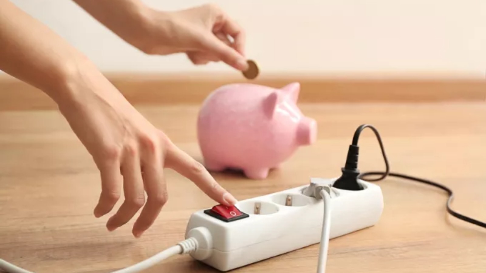 Αναφορικά με το Πλαίσιο Δυναμικής Τιμολόγησης, το ΥΠΕΝ προκρίνει την πλήρη υιοθέτηση της εισήγησης της ΡΑΑΕΥ για τους οικιακούς καταναλωτές και τις μι